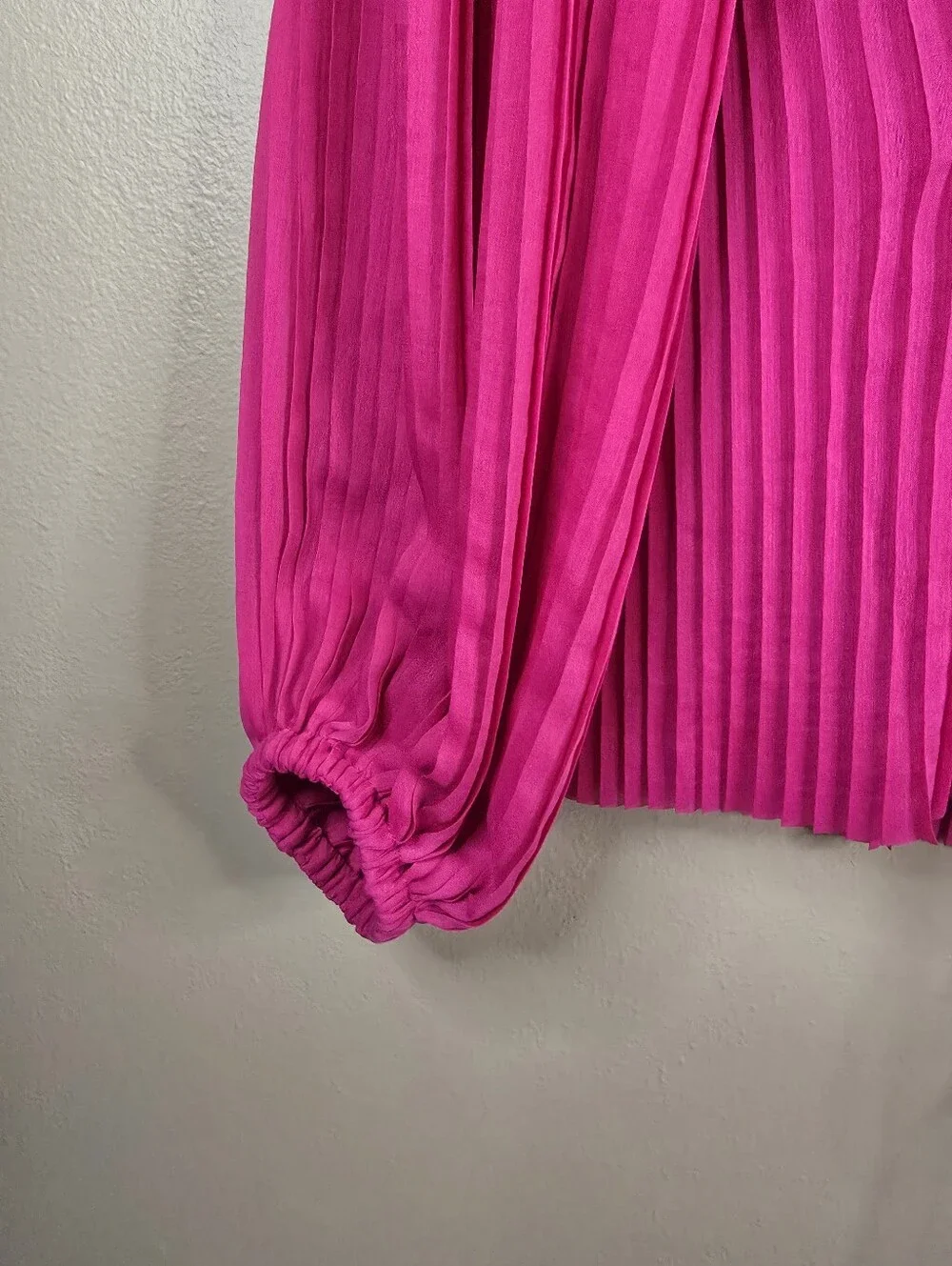Banana Republic Women’s Neon Hot Pink Pleated Blouse Top Long Sleeve Size Small